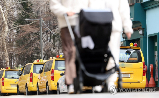 서울 강남의 한 영어유치원에 주차된 통학버스.<연합뉴스>